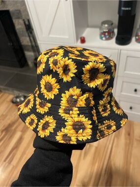 NWOT Sunflower Print Bucket Hat